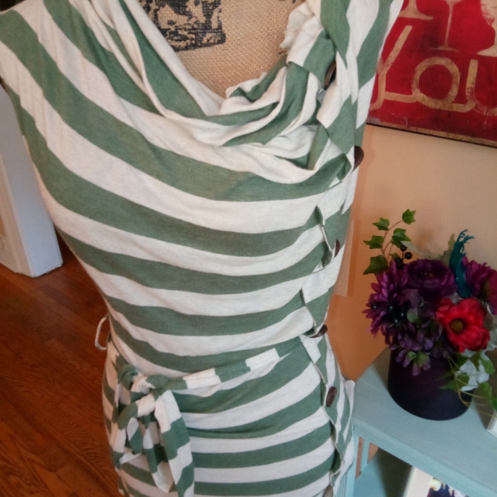 Boutique striped top with wood buttons on side - Picture 1 of 5